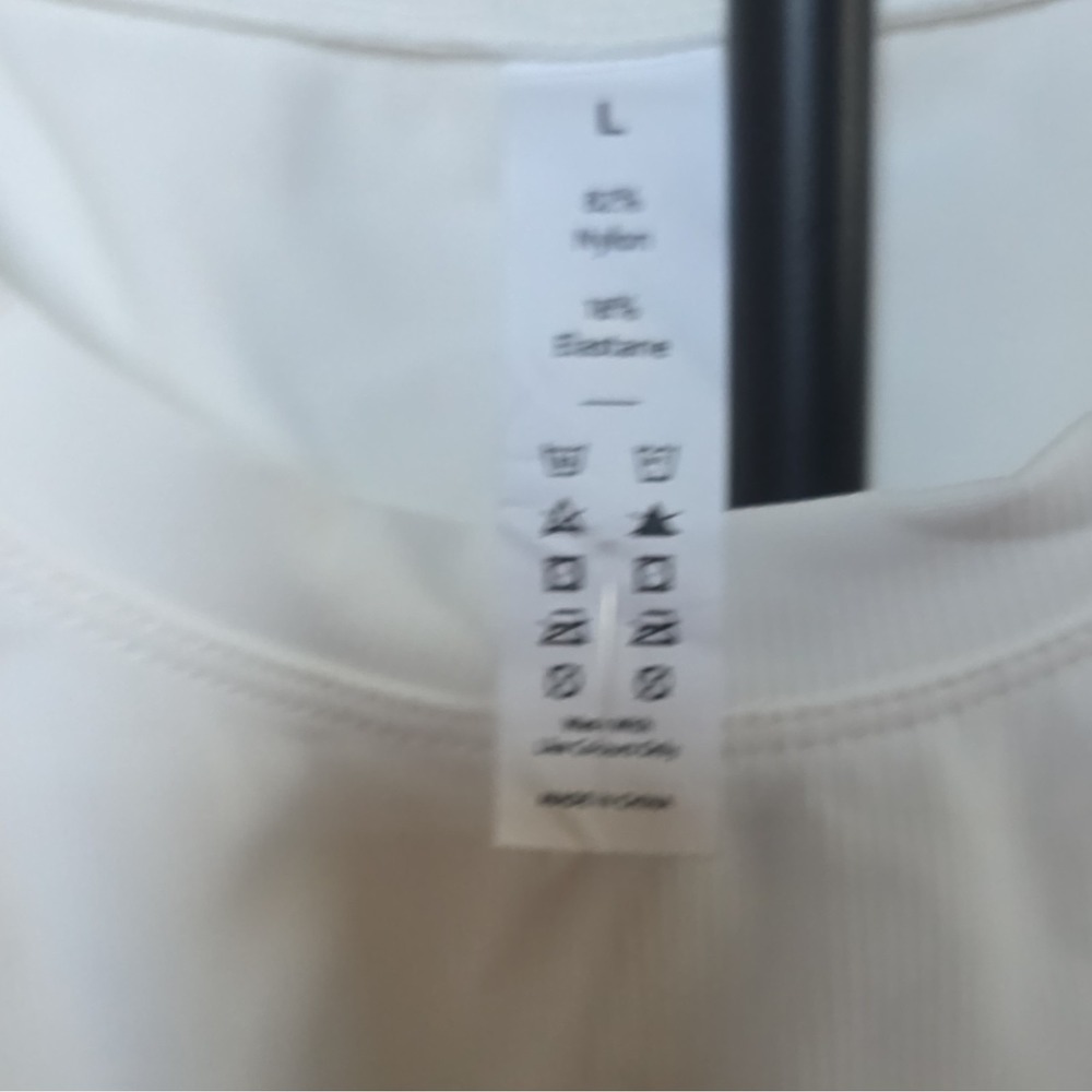 NWT Halara cropped yoga tank. Breathable, stretchy & pet-hair resistant. Size L. - Picture 3 of 12